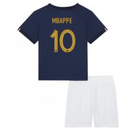 Otroški Nogometni dresi Francija Kylian Mbappe #10 Domači SP 2022 Kratek Rokav (+ Kratke hlače)